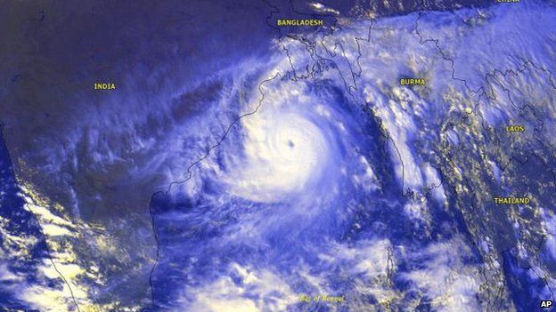Cyclone with a well-defined eye is seen from the METEOSAT-5 satellite as it moves in on India - 1999