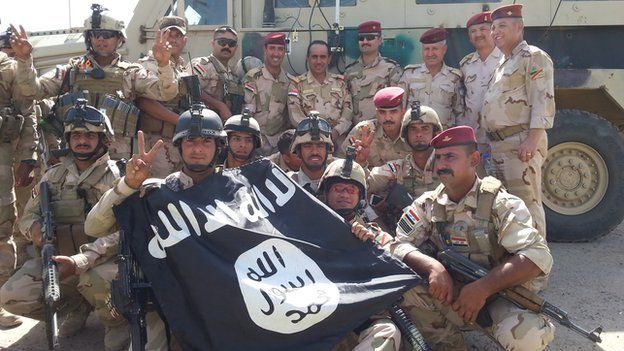 Soldiers from Iraqi 17th division with captured Islamic State flag