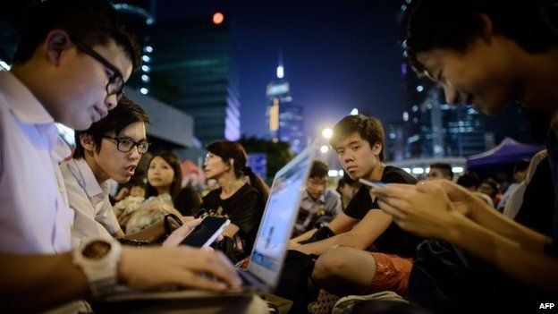 Hong Kong protest: Thousands on streets for fresh rally - BBC News