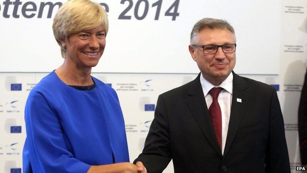 Outgoing Bulgarian Defence Minister Velizar Shalamanov (R) with Italian Defence Minister Roberta Pinotti (9 September 2014)