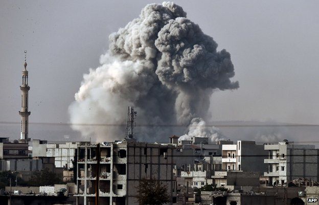 US-led air strikes on Islamic State targets in Kobane were visible from the Turkish border on 14 October