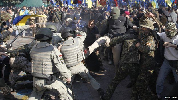 Clash outside Ukrainian parliament, 14 Oct 14