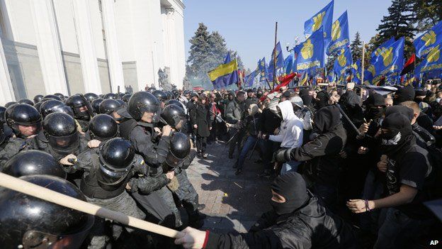Clash outside Ukrainian parliament, 14 Oct 14