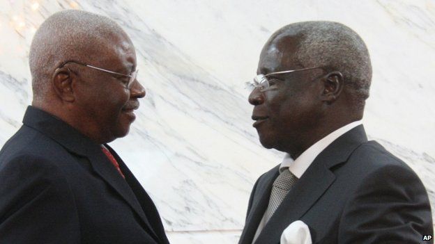 Mozambique President Arrnando Guebuza (left) and former Renamo rebel leader Afonso Dhlakama, shake hands after signing a peace accord in Maputo, Mozambique (September 2014)
