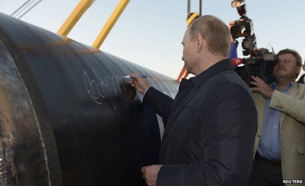 Russian President Vladimir Putin signs initial segment of pipeline to China (1 Sept 2014)