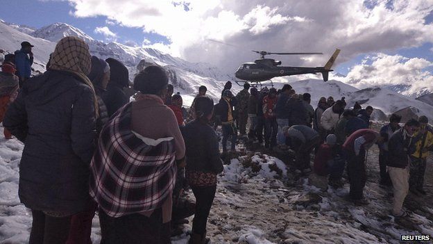 Helicopter brings avalanche victims back from mountains. 15 Oct 2014