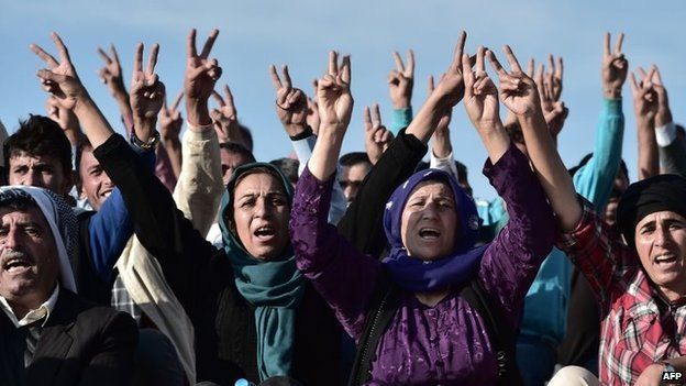 Crowds gather near Kobane to shout anti-IS slogans