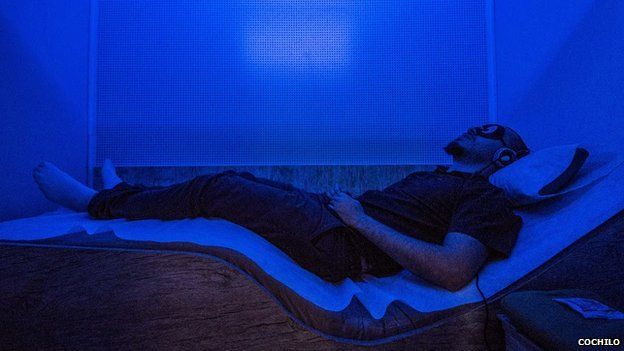 A man having a sleep at Cochilo with the recommended blue light turned on