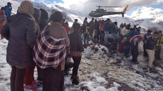 Helicopter brings avalanche victims back from mountains