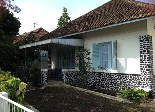 A house in Tjihapit Bandung used for internment