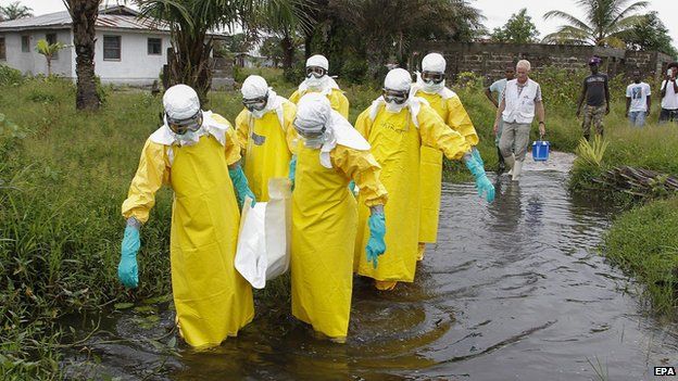 Medical team removes body of Ebola victim in Liberia