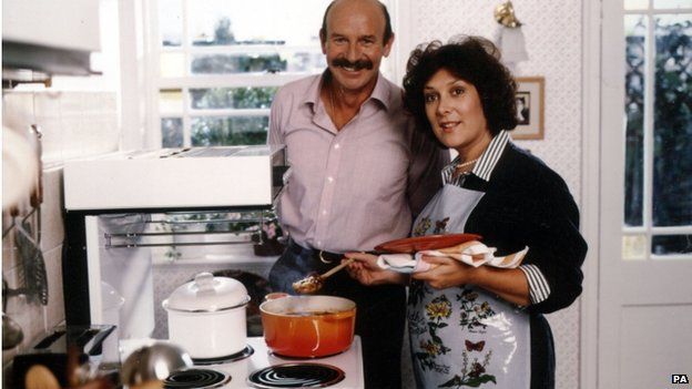 Lynda Bellingham and Michael Redfern in a TV advert for Oxo