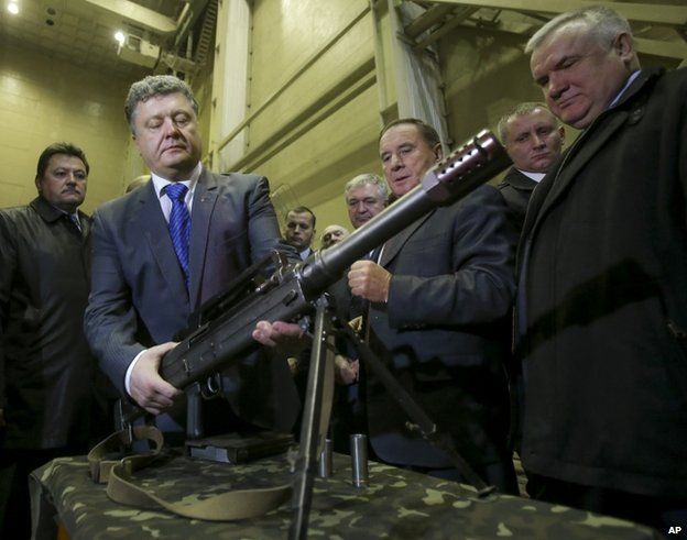 Ukrainian President Petro Poroshenko visits an arms factory in Dnipropetrovsk, 21 October