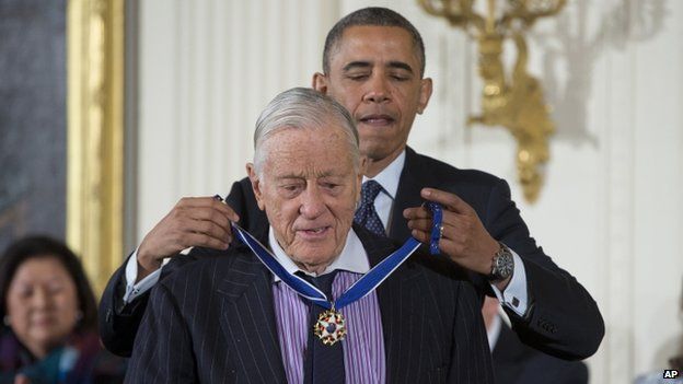 President Barack Obama awards Ben Bradlee with the Presidential Medal of Freedom. Photo: 2013