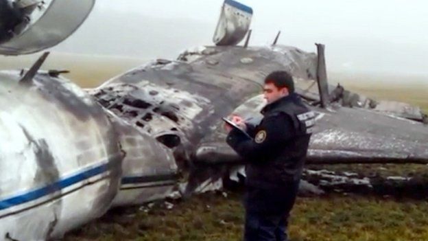 Investigator at scene of Vnukovo plane crash (21 Oct)
