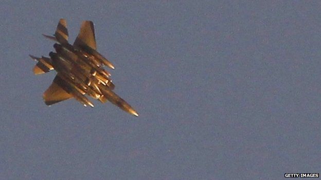 A US-led coalition aircraft flies over Kobane (20 October 2014)