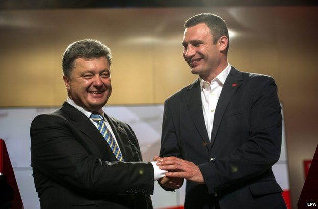 Petro Poroshenko (left) with Vitali Klitschko in Kiev, 25 May