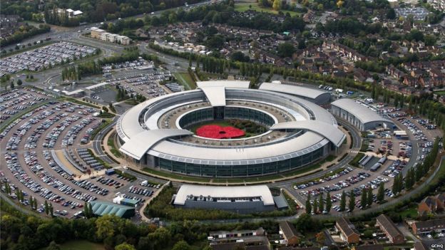 Giant poppy made by 1,400 GCHQ intelligence agency staff - BBC News