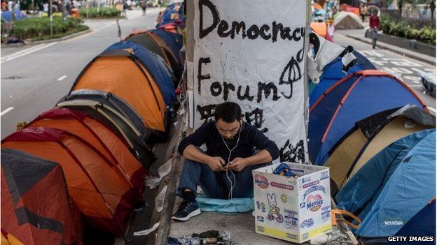 Protesters outside government offices in Hong Kong (23 Oct 2014)