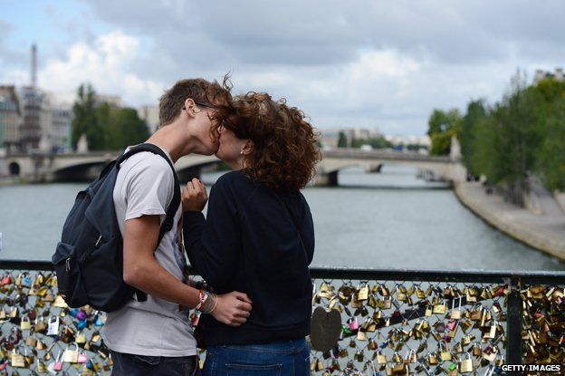 Lovers on Pont des Arts