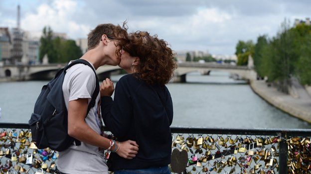 Lovers on Pont des Arts