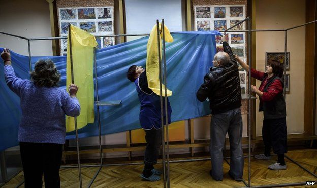 Election officials assemble a voting booth at a school on 14 October 2014 in Kiev, Ukraine.