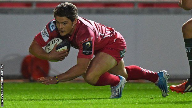 Harry Robinson scores for the Scarlets