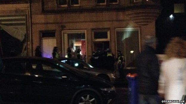 Police entering building in centre of Edinburgh on 25 October 2014