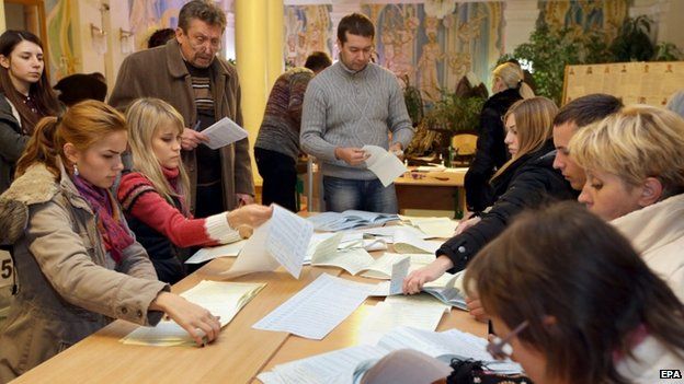Counting at a polling station in Kiev - 26 October