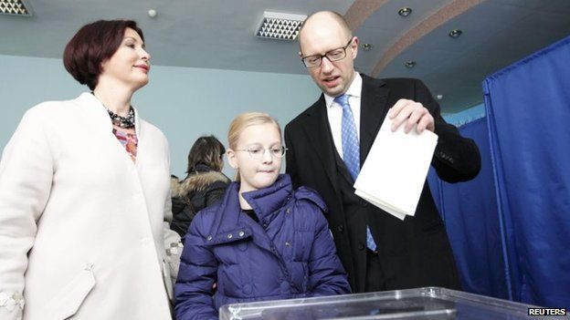 Ukraine's Prime Minister Arseniy Yatseniuk votes in his country's parliamentary elections in Kiev (26 October 2014)