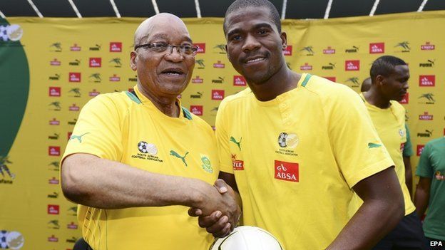 South Africa President Jacob Zuma (L) poses with Senzo Meyiwa (R) in Soweto, South Africa on 15 January 2013