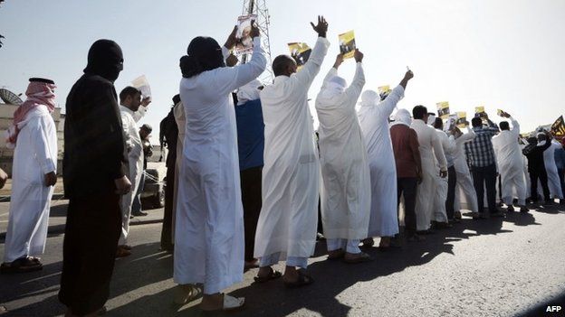 Saudi Shia protesters take part in a demonstration against the death sentence on prominent Shia cleric and anti-government protest leader Nimr al-Nimr in the village of Awamiyah, in the eastern province of Saudi Arabia (24 October 2014)