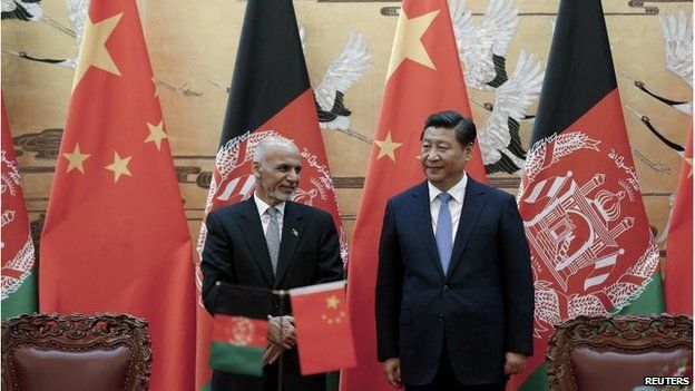 Afghan President Ashraf Ghani stands beside Chinese President Xi Jin-ping