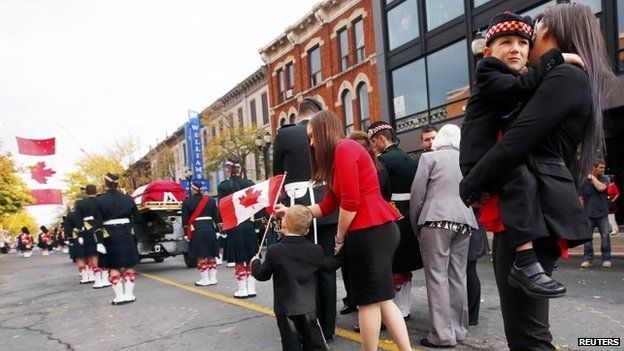 5-летнего Марка Чирилло несет его тетя Наташа Чирилло во время похоронной процессии его отца капрал. Натан Чирилло в Гамильтоне, Онтарио, 28 октября 2014 года.