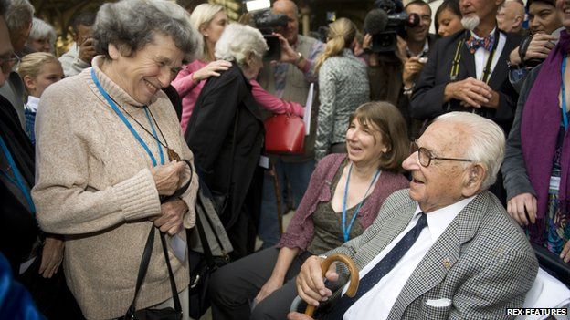 Nicholas Winton with those who escaped on the Kindertransport