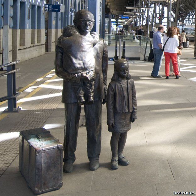Nicholas Winton statue on Prague station