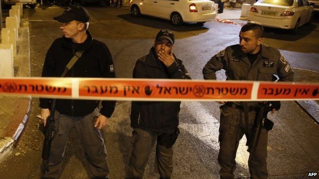 Israeli security forces stand behind a security perimeter outside the Menachem Begin Heritage Centre (29 October 2014)