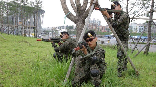 South Korean soldiers participate in an anti-terror drill held by Incheon Metropolitan City around Incheon Asiad Main Stadium on August 6, 2014
