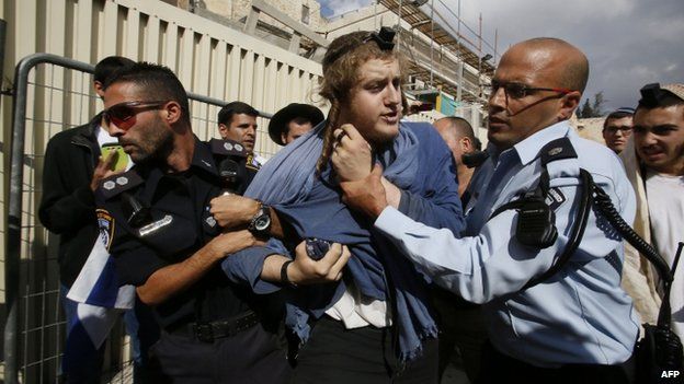 Israeli police arrest right-wing Jewish demonstrator after he tried to enter the holy site - 30 October