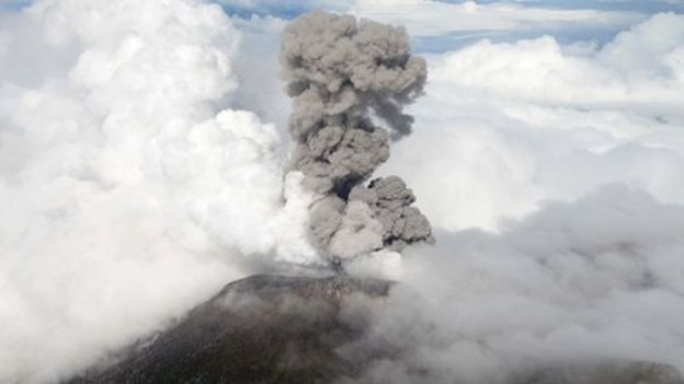 Volcano ash covers Costa Rica towns - BBC News