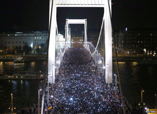 Crowd of protesters on Budapest's Elisabeth Bridge, 28 Oct 14