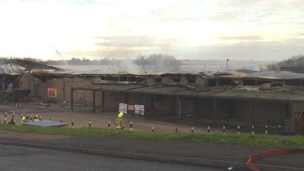 Banbury warehouse gutted by fire to be rebuilt - BBC News