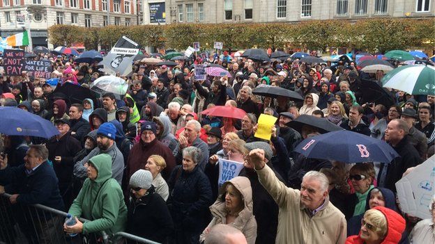 Water charges: Almost 100 protests across Republic of Ireland - BBC News