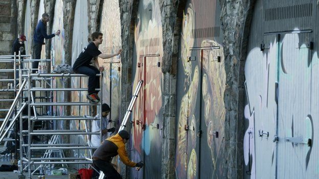 Scotland's largest graffiti art project under way in Edinburgh - BBC News