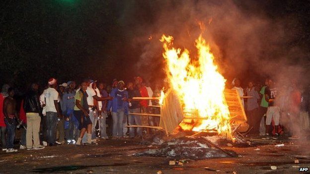 Patriotic Front (PF) supporters burn wood in Lusaka's Belvedere area late on 3 November 2014, as they riot in protest against the dismissal of the PF secretary general by acting President Guy Scott
