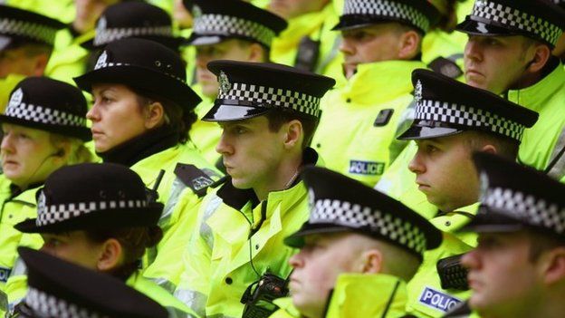 Scots police officer numbers continue to fall - BBC News