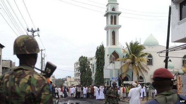 Kenya's anti-riot police faces Muslims - protesting against assassination of a Muslim cleric - in front of the Masjid mosque in Mombasa, on 31 August 2012