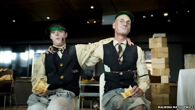 Martin Vick (chwith), Snooks Brothers Bank (Hijinx Theatre) Llun: Malwina Matusiewicz