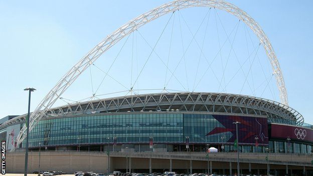 England's women footballers pull bigger crowd than men - BBC News