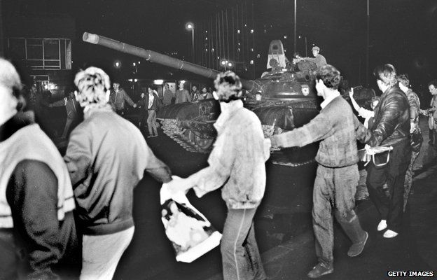Tanks roll towards the Russian White House in central Moscow early on August 20, 1991